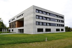 "File:Vielberth-Gebäude, Uni Regensburg.JPG" by High Contrast is licensed under CC BY 3.0.