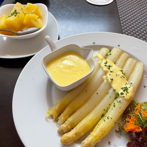 "Typisch deutsches Essen: Spargel mit Sauce Hollandaise und Salat als Beilage" by verchmarco is licensed under CC BY 2.0.